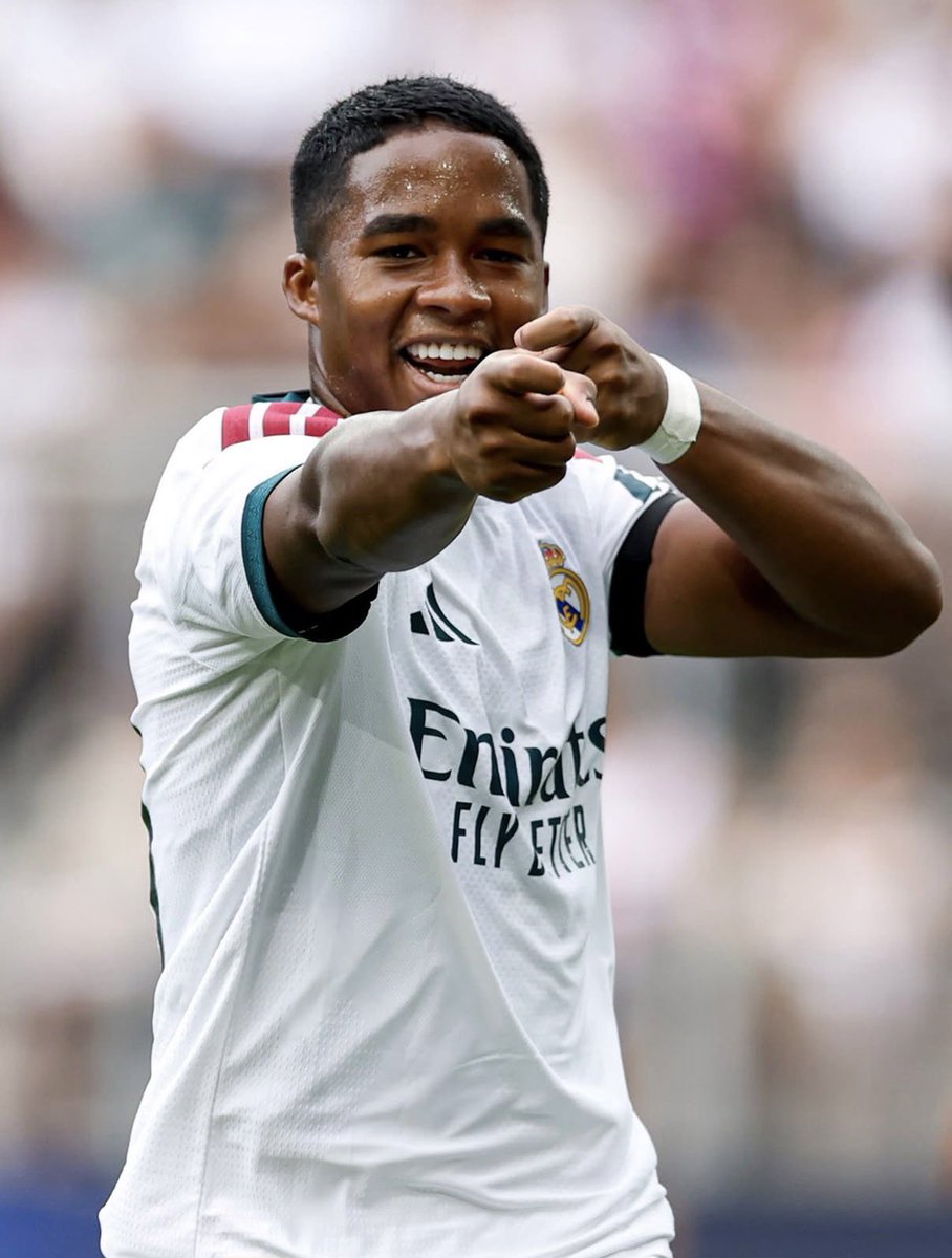 gustavoterini's tweet photo. 🚨 AGORA!

Roma demonstra interesse em Endrick, mas enfrenta resistência do Real Madrid.

O clube italiano fez um contato inicial com o Real Madrid para contratar o atacante brasileiro. No entanto, o clube espanhol ainda não deu sinal verde para uma possível saída do ex-Palmeiras, que tem contrato até junho de 2030.

José Mourinho, técnico do Real Madrid, ainda quer observar mais Endrick durante a pré-temporada antes de tomar uma decisão sobre o futuro do jogador. Outros gigantes europeus também monitoram a situação do brasileiro.

🗞️ @ESPNBrasil | @felipee_sil 
📸 Real Madrid