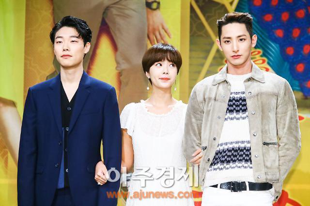 KimTaeTaeOU's tweet photo. 운빨로맨스라는 드라마에서
류준열이 남주였고
이수혁이 섭남이었음 https://t.co/yQiHx5WsYU