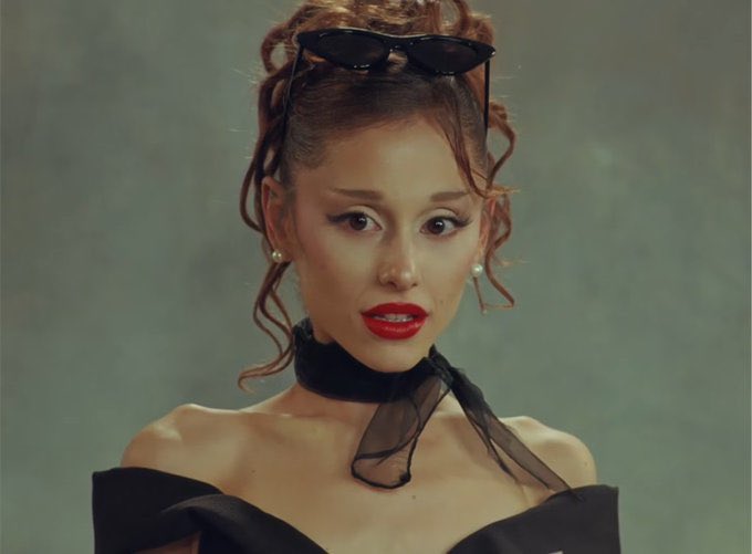 aleesftynet's tweet photo. 🚨 FAN PROJECT 

To combat the amount of negative/hate comments on Ariana’s recent posts, spam the comments on her posts with flower emojis to hide all of the negativity.

🌹💐🌷🌻🌸 https://t.co/RisLe7oN6T