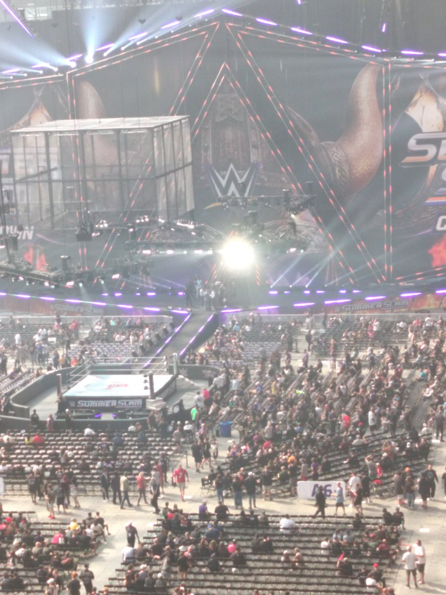 eccombo91's tweet photo. @WWE the heel of the night is that light blasting #turnthelightoff https://t.co/aPCrF83tcX