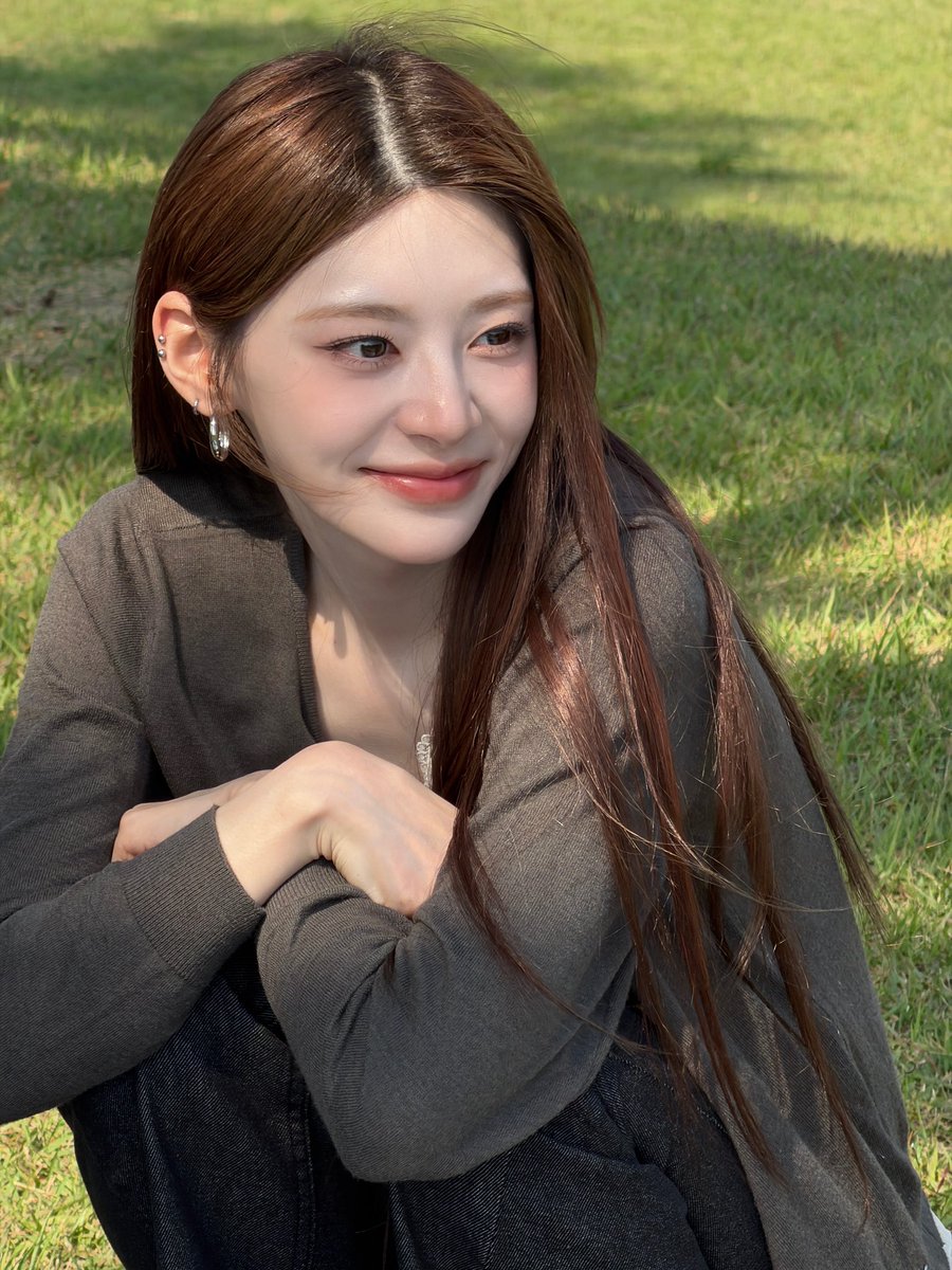 obseeunrve's tweet photo. 나는 웃어주는 냉미녀 밀긴 하는데 객관적으로 보면은 세은이는 무조건 순정만화 햇살여주지 생활애교 꽉끼고 안광 반짝이고 호불호 가튼거 업고...  분명 네 미소가 사람을 구한 적 있을걸< 이 말이 가장 어울리는 여자, 자연광 아래에서 가장 빛나는 여자 https://t.co/Yv6DVShFd9