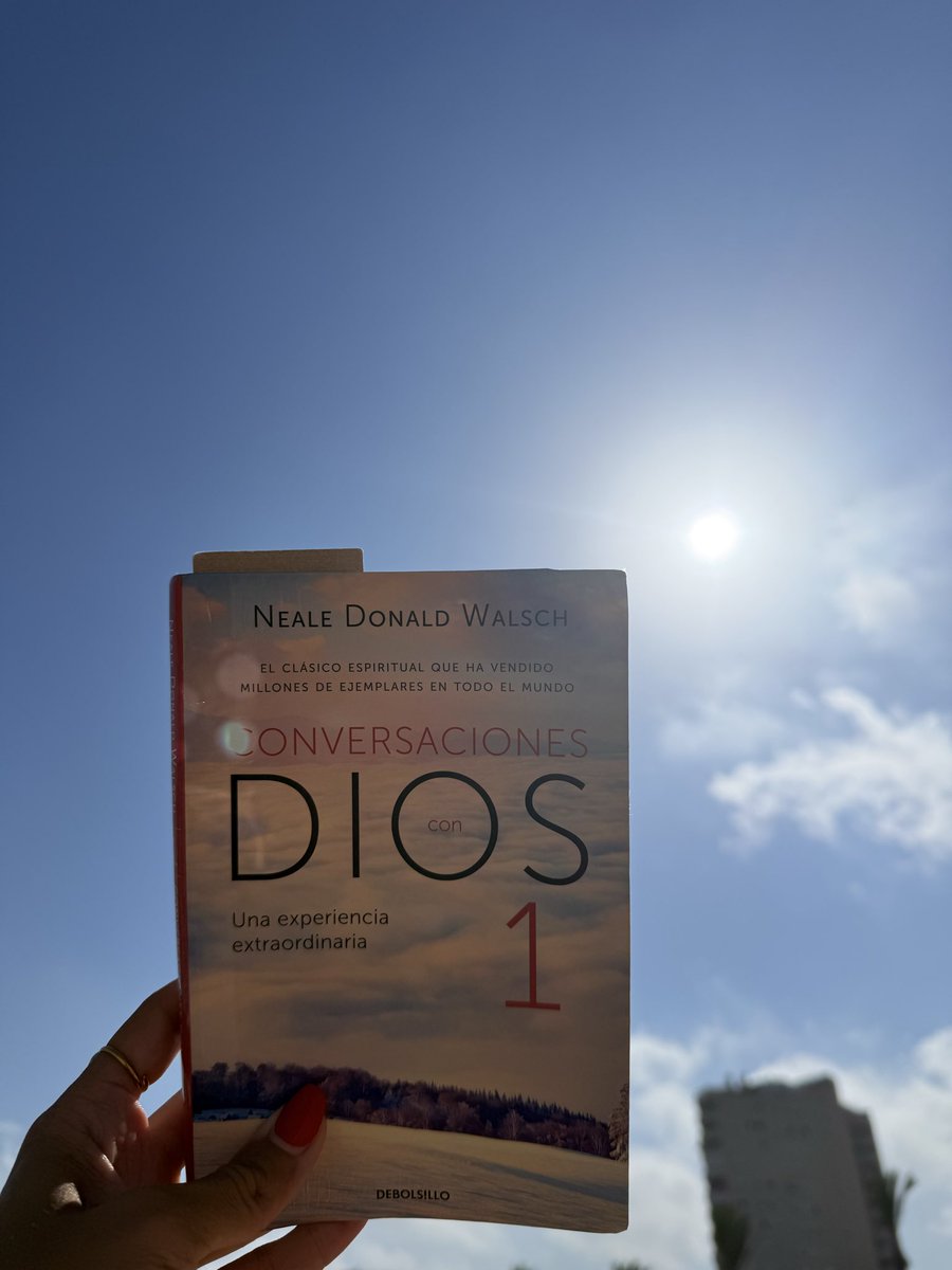 angelagarcia92's tweet photo. Probablemente sea el libro que más lento lea, pero el libro que más me empuje a la honda reflexión este 2026.
Es una joya de conexión individual. No hay dos relacionándose igual con él. Os resonarán frases diferentes. Comprenderéis en función de vuestro nivel de consciencia. Y, seguramente, os abra la mente tanto como a mí.

Un libro hecho para perfilar tus creencias o desmontar algunas, pero sin dejar indiferente a nadie.