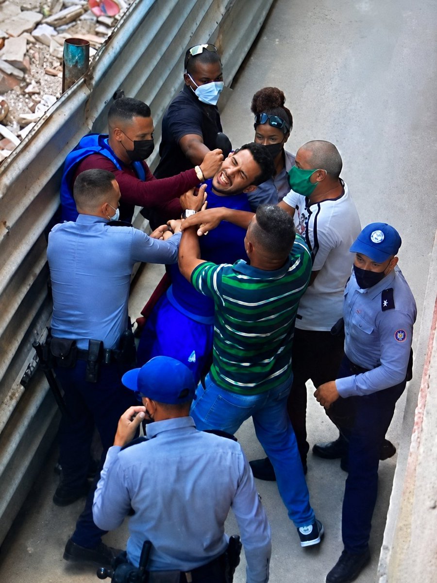 luarCespedes's tweet photo. 🇨🇺😔 Sólo en #Cuba 
➖️ Un grupo de 8 represores del régimen linchan impunemente a un cubano desarmado por pedir libertad para el pueblo cubano. https://t.co/e08YRpFZCz