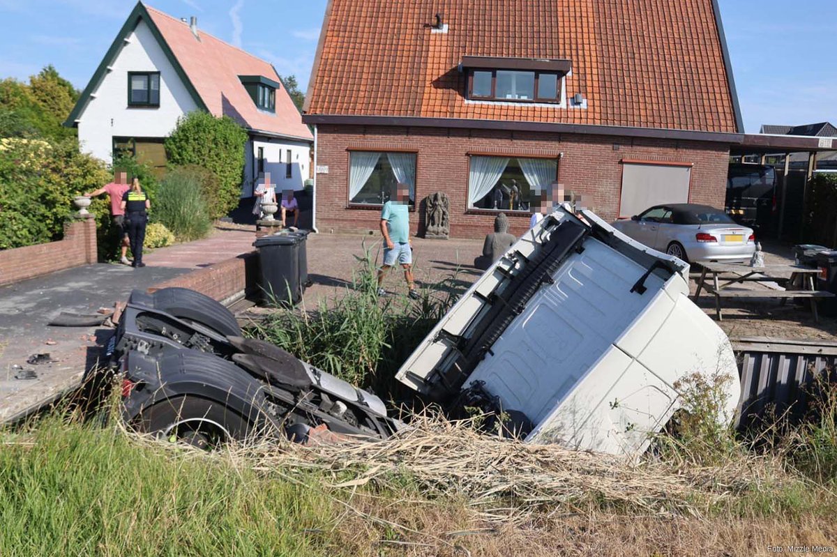 Vrachtwagen te water in Rijsenhout: chauffeur mogelijk onder invloed