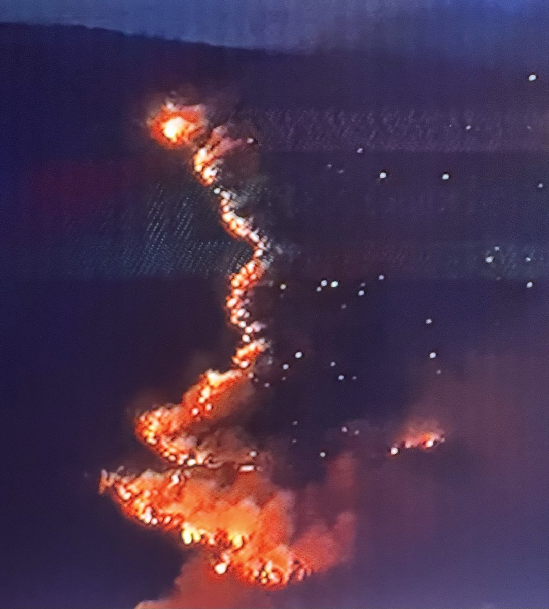 Mpela507399254's tweet photo. ΑΓΙΟΣ ΝΕΚΤΑΡΙΟΣ - Η κατάσταση τραγική  #πυρκαγιες https://t.co/mz46Zctc0a