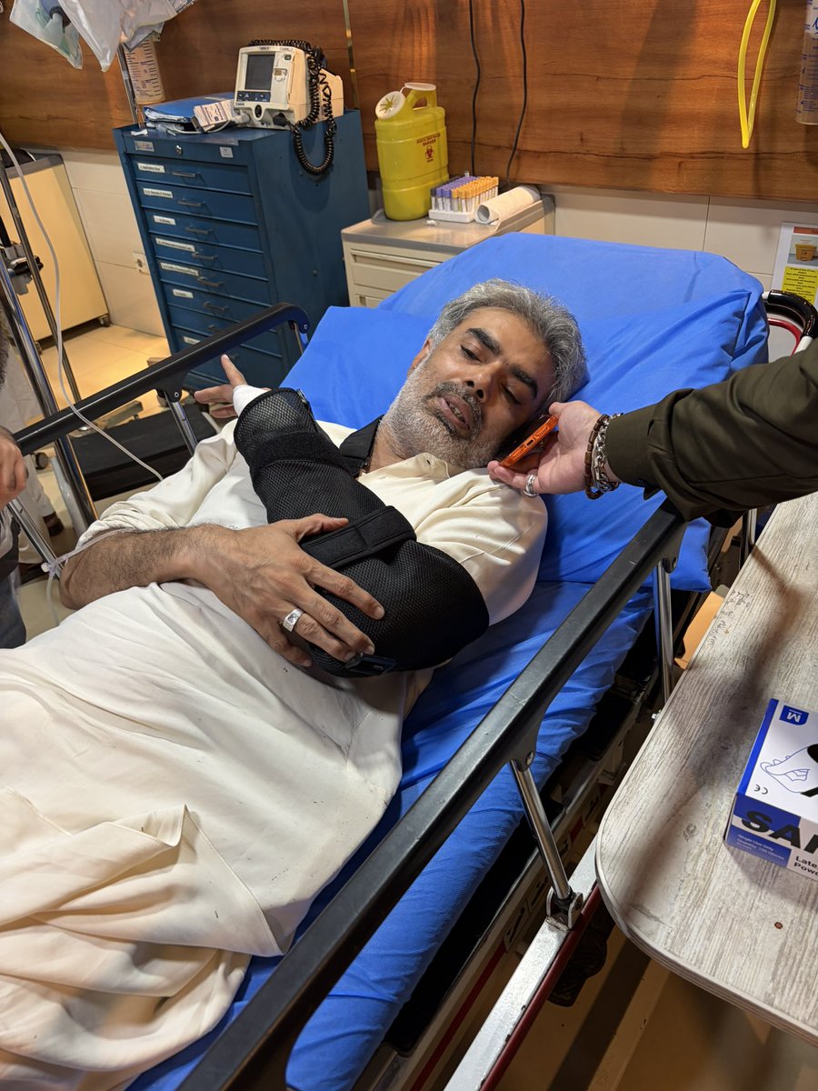 KasimGillani's tweet photo. آج اسلام آباد کے معروف ہسپتال میں ایم این اے صلاح الدین جونیجو کی عیادت کی، جہاں وہ سرجری سے گزر رہے ہیں۔ اس واقعے میں زخمی ہونے والے دو دیگر افراد سے بھی ملاقات ہوئی، جنہیں معمولی چوٹیں آئی ہیں۔ اللہ کے فضل و کرم سے ان کے بھائی غیاث جونیجو محفوظ رہے، گولی ان کے کپڑوں کو چیرتی ہوئی گزر گئی مگر وہ زخمی نہیں ہوئے۔

اللہ تعالیٰ سے دعا ہے کہ صلاح الدین جونیجو کی سرجری کامیاب ہو، انہیں جلد اور مکمل صحت یابی عطا فرمائے، اور تمام متاثرین کو اپنی حفظ و امان میں رکھے۔ آمین۔