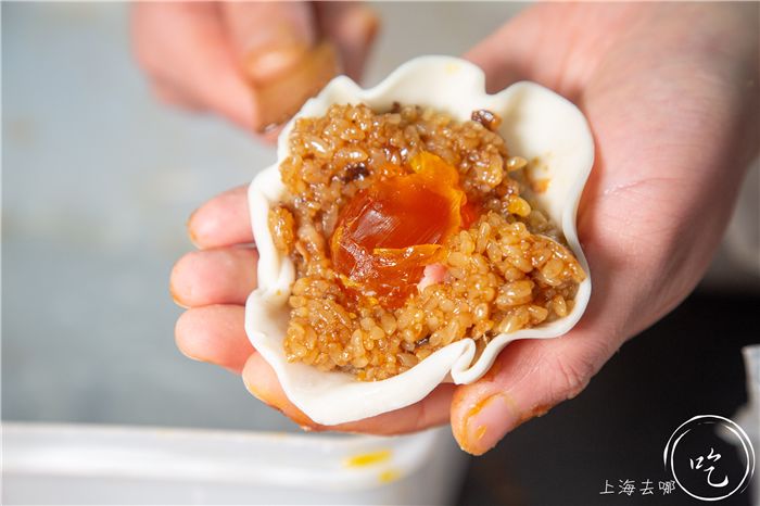 KGcHTTlMtAYc99B's tweet photo. 藏在巷弄里的老味道！咸蛋黄烧麦爆浆流油，配现磨豆浆一口暖到胃，吃完打包一盒当明天早餐～ https://t.co/KvAnwhRUFI