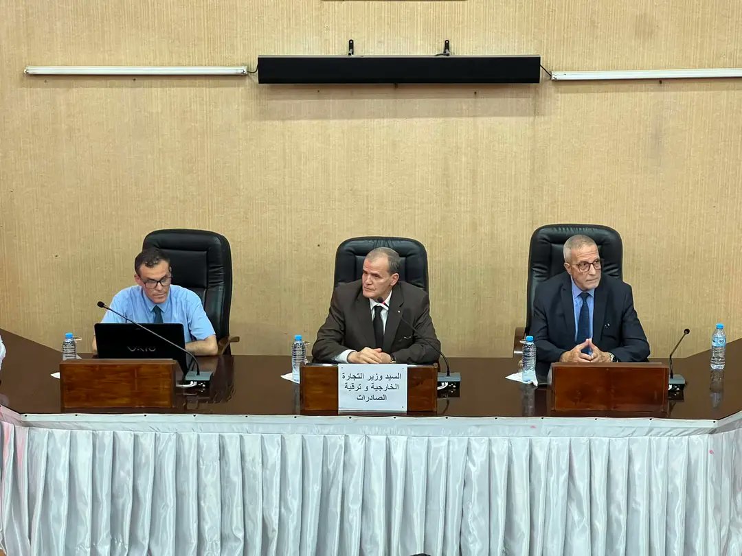 APS_Algerie's tweet photo. #Rezig supervise un atelier sur la plateforme numérique d'importation de services
🔗https://t.co/05JRRW1JBD https://t.co/AJYbWjxkHE