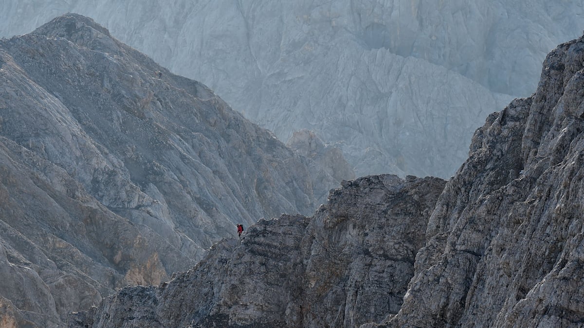 welt's tweet photo. Nach zweitägiger Suche – 68-jähriger Bergsteiger stürzt nahe Zugspitze 50 Höhenmeter ab und stirbt https://t.co/YF2ytKpPc4 https://t.co/8LGA7bhxfp