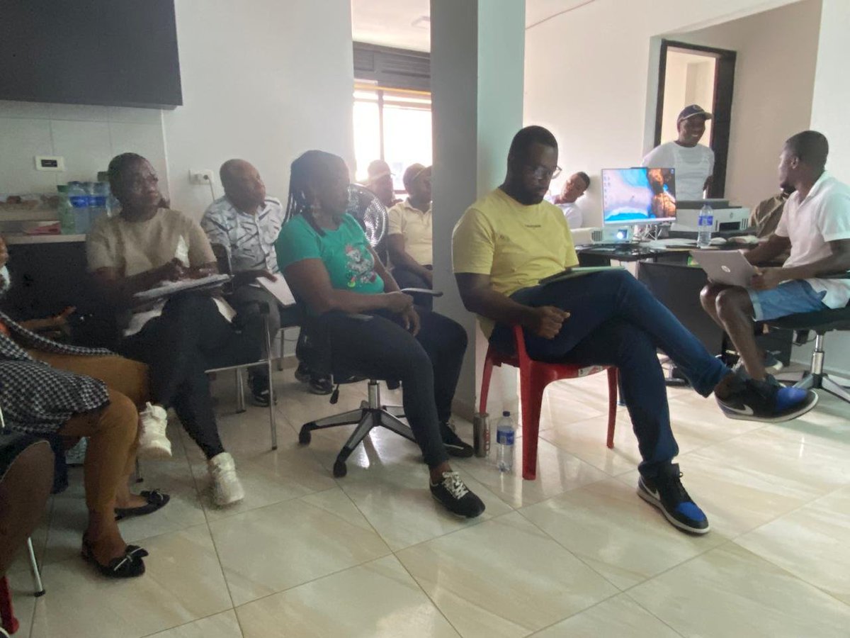 Superservicios's tweet photo. La Superservicios llevó a cabo una jornada pedagógica en la región de Medio Baudó, Chocó, orientada a fortalecer el rol de los ciudadanos como usuarios informados y a promover en el territorio el uso de los mecanismos de participación ciudadana. Este espacio de aprendizaje permitió acercar a la comunidad con las entidades, aportando al mejoramiento de la prestación de los servicios públicos domiciliarios. Iniciativas como esta, permiten a los territorios ser más participativos, informados y comprometidos con el control social.