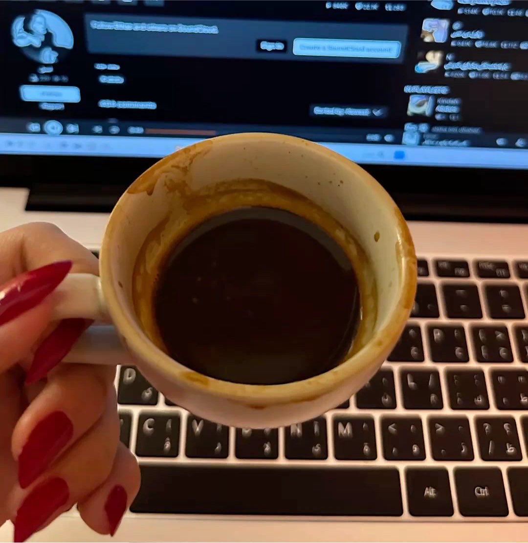 Y_ou0i's tweet photo. مزيونة الحي .. فتنة جيلها .. الترفة 
و حبيبة الصُبح و القهوة و شاعرها ❣️ https://t.co/VkFhAsladg