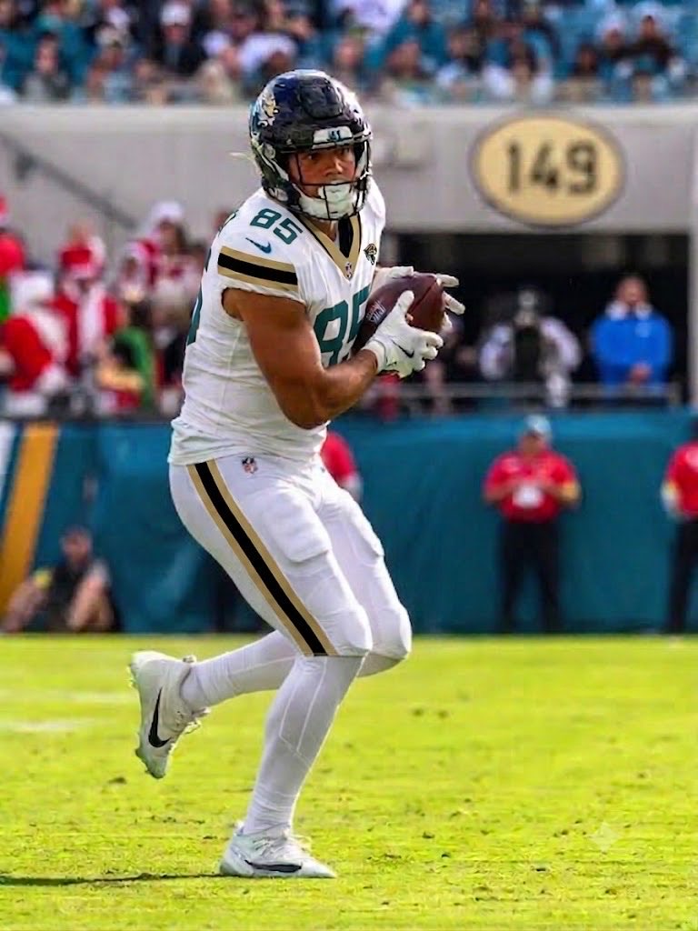 SwampSound's tweet photo. @hkmett51 @fashion_nfl @ProLineMockups @tylergottea @JaguarsUniforms You can’t just slap the logo on a jaguar body and it work. It was nice in the 90s - but they’re not so perfect that we need that exact design. Take the idea of those uniforms and improve them with modern touches. Give me football stripes https://t.co/PcOX3dt9yi