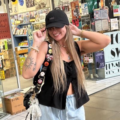 Janis_Lenn's tweet photo. #NewProfilePic #petal 🖤🤍 https://t.co/BMkRbCyGIE