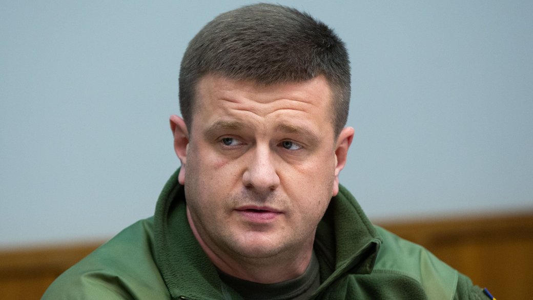 pogrebeckij's tweet photo. 3 серпня 2020 року відбулася остання розмова Зеленського з начальником ГУР Василем Бурбою перед його звільненням. 
Обговорювалося  зрив спецоперації із затриманням бойовиків ПВК «Вагнера» та визначення кола осіб, причетних до підготовки.
За словами Василя Бурби, вони домовилися продовжити доповідь наступного дня, проте за два дні президент підписав указ №307/2020 про його звільнення з посади.
"Авантюрист і аферист" так назвав Бурбу Зеленський у одному з інтерв'ю. Зеленський заявив, що скандал із "вагнерівцями" підлаштував ексочільник ГУР Бурба.
Згодом Зеленський сам зізнався, що особисто розповів Лукашенку деталі операції "Вагнер".
Глава держави зрадив державні інтереси країни та звільнив зі служби професійного розвідника.