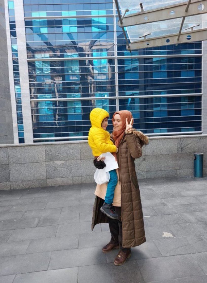 TutsakBebekler's tweet photo. Nagehan Yüksel, Şubat 2022’den beri cezaevinde.

Babaları tahliye edildi. Ama üç çocuk, dört yılı aşkın süredir annelerinin yokluğunda büyüyor.

AİHM kararına rağmen Nagehan Yüksel hâlâ özgürlüğüne kavuşamadı.

Çocukların en temel hakkı, anne ve babalarıyla birlikte büyüyebilmeleridir.

@Ahmet_Davutoglu