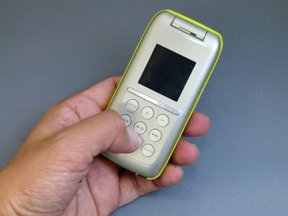 m2ai_jp's tweet photo. 折りたたみスマホなんていらないからガラケーを使えるようにしてくれ国内各社！SO903iを使いたい😢

閉じると音楽プレーヤー「SO903i」
https://t.co/oUKX5Djiri https://t.co/svry3hinJj