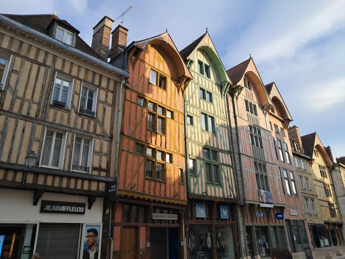 SteveRattier's tweet photo. @Ossuaire @VilledeMetz @stuttgart_stadt @Porsche @MercedesBenz @Audi @BMW Ville de Troyes https://t.co/KjCKTBG0ti