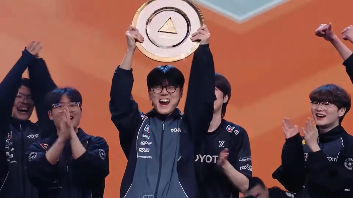 Overwatch2_NEWS's tweet photo. 【OW】EWCが閉幕 ZETA DIVISIONが強敵TMを破り世界初優勝
━━━━━━━━━━━━━━━
■最終順位
・1位 ZETA DIVISION
・2位 Twisted Minds
・3位 T1
・4位 Weibo Gaming
・5-8位 Geekay Esports
・5-8位 SSG
・5-8位 Dallas Fuel
・5-8位 Crazy Raccoon
・9-12位 Team Falcons
・9-12位 Virtus pro
・9-12位 JD Gaming
・9-12位 VARREL
・13-16位 9z Team
・13-16位 Team Liquid
・13-16位 Team Secret
・13-16位 AG AL 

■MVP
・Shu

・BANランキング
・海外ファンの反応
・Bernar10年目の悲願

記事全文はコチラ👇
https://t.co/sfmLLtGgZa