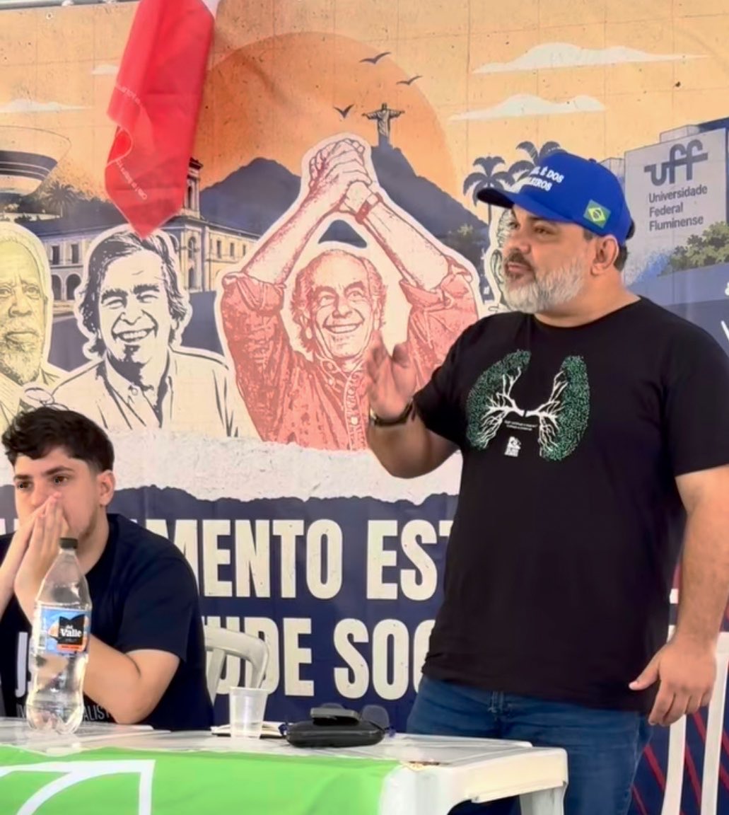 evertongomesrj's tweet photo. O século XXI exige um novo projeto para o Brasil. No Acampamento da Juventude Socialista, defendi o Ecotrabalhismo: desenvolvimento com justiça social, inteligência artificial, empregos verdes, inovação e soberania tecnológica. O futuro se constrói com o povo no centro. 🇧🇷🌹 https://t.co/bFjiWCajax