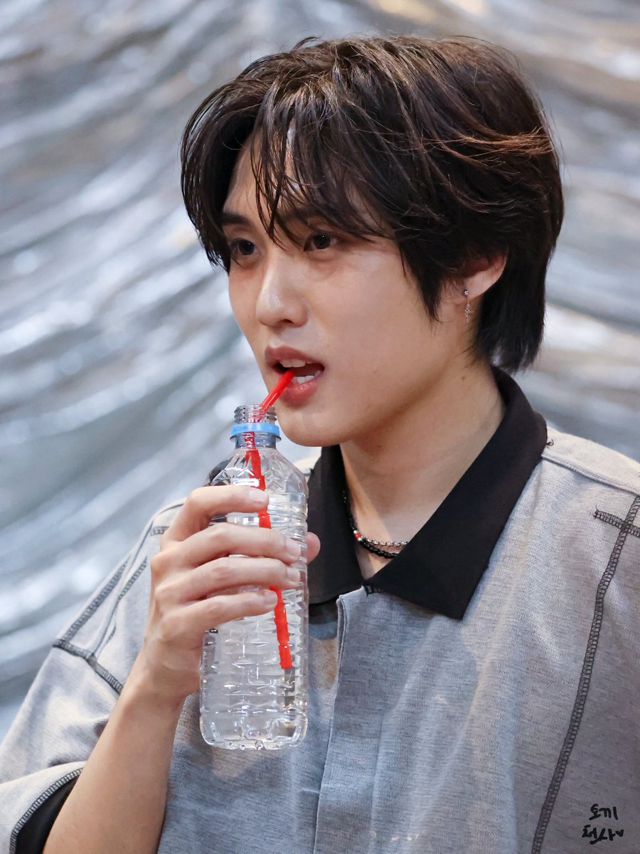 jacobcob97's tweet photo. 260802 멋있는 것 같기도 하고 아기 같기도 해요ㅋㅋㅋ
#더보이즈 #JACOB  #ジェイコブ #제이콥 #배준영 https://t.co/FVDXlQbu3B