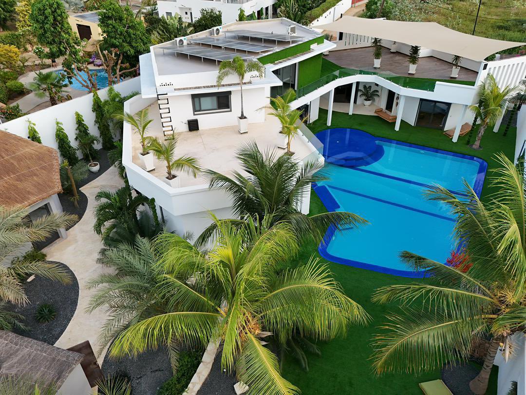 BusinessGalsen's tweet photo. Une très belle maison à vendre à warang sur la Petite Côte sur la route de joal Surface habitable 480M2
 terrain 1200M2
2 chambres 45M2 chacune douche italienne, toilette et dressing chacune 
1 suite parentale 75M2 douche italienne baignoire toulette double dressing 
Panneau solaire pour la maison + pour la piscine 
Gestion des eaux de pluie diriger vers le puit pas d’eau qui reste 
350M2 de terrasses 
Piscine et débordement solaire 
Cascade d’eau 
Garage 2 voitures 
Batterie lithium 
Prix : 350 millions fra cfa

CONTACTS :
galsenbusiness@yahoo.com 
galsenbusiness@outlook.com
Téléphone & whatsapp (+221)773052217