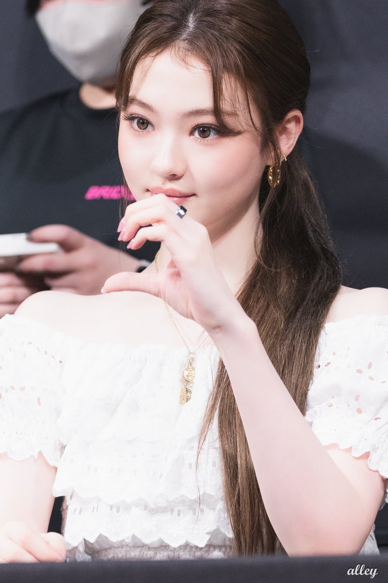 ale_photo's tweet photo. 260802 fansign event🐈‍⬛
#MEOVV #미야오 #ELLA #엘라 https://t.co/rnZoSjNcJG