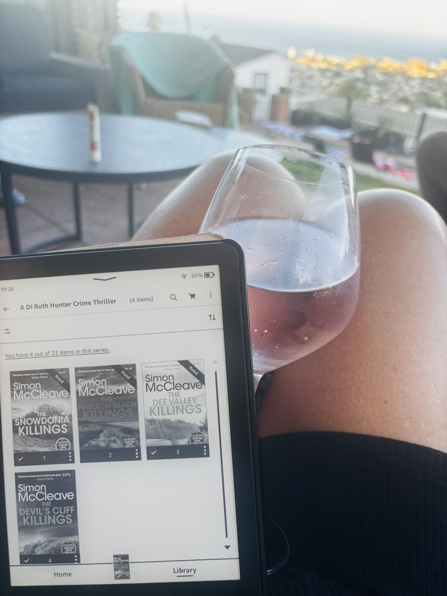 flynnells's tweet photo. @simon_mccleave holiday reads and a gin 😁 #perfect https://t.co/1DL5Tdb5sR