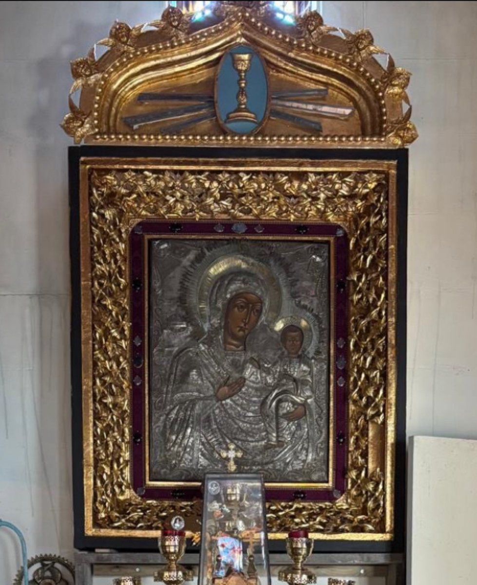 AngloAesthete's tweet photo. This is our altar icon that was found in a local antique shop. Our priest built and designed the box for it. All the decorations are from resin moulds also made by our priest, he then gilded them. https://t.co/35euU1D28n