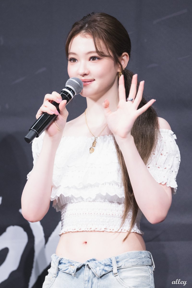 ale_photo's tweet photo. 260802 fansign event🐈‍⬛
#MEOVV #미야오 #ELLA #엘라 https://t.co/rnZoSjNcJG