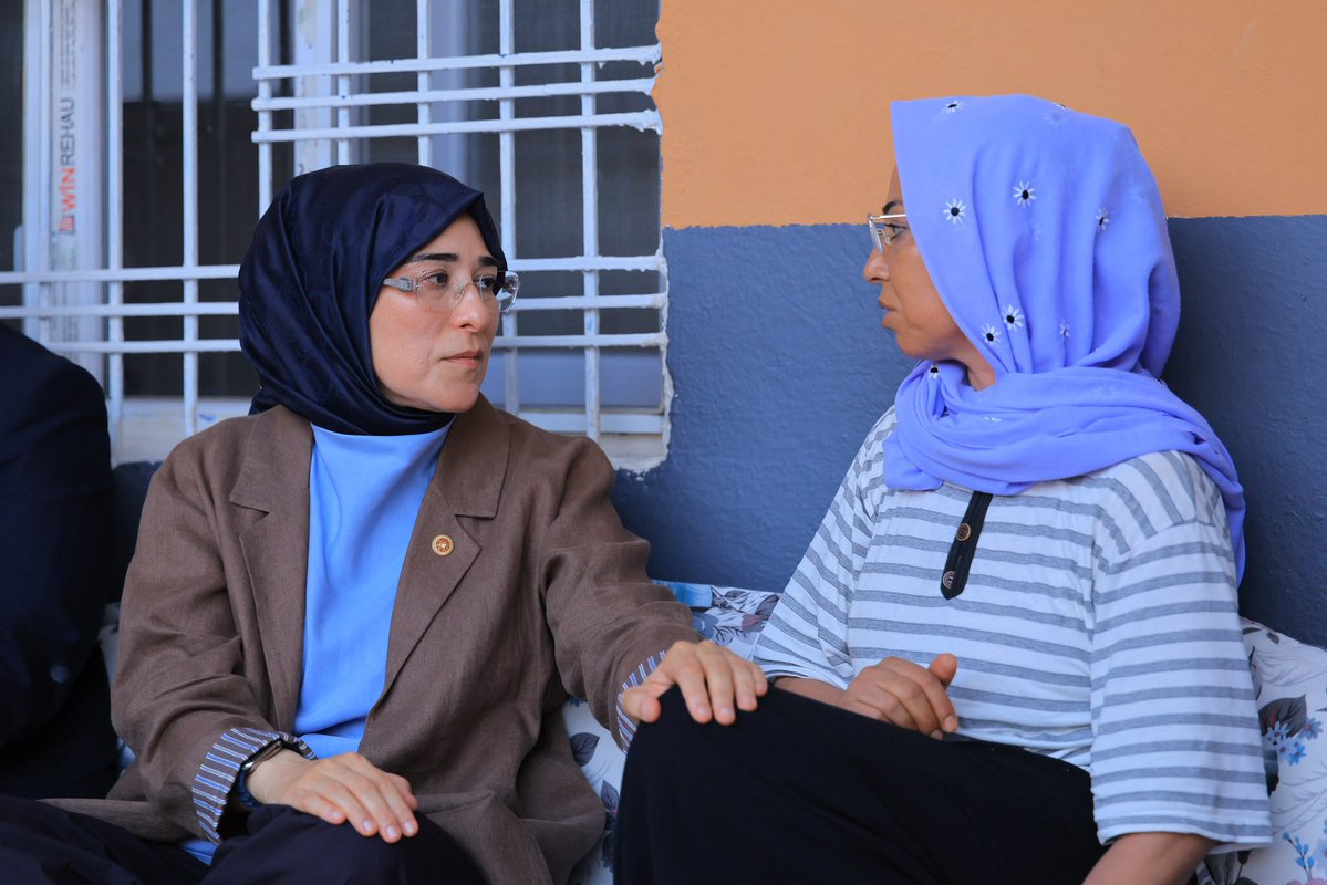 CYAZMAC's tweet photo. Gönül bağlarımızı güçlendirmeye, hemşehrilerimizin yanında olmaya devam ediyoruz. 

Viranşehir Azadi Mahallemizde yaşayan Zeynep Beslenen kardeşimiz ve güzel ailesiyle bir araya geldik. 

Gözlerinden engelli olan Zeynep Beslenen kardeşimizin ve evladı Veysel’in sağlık durumunu yakından takip ediyoruz. Veysel evladımızın Gaziantep Üniversitesi'ndeki göz tedavisine destek olmaktan ve sürecin olumlu ilerlediğini görmekten mutluluk duyuyoruz.

İlçe Başkanımız Lütfi Bağcı, Kadın Kolları Başkanımız Songül Burun, İlçe Gençlik Kolları Başkanımız Sinan Özdemir, Önceki Dönem İlçe Başkanımız Ali Tekin ve Belediye Meclis Üyelerimiz Mehmet Şık, Ahmet Yıldız ile gerçekleştirdiğimiz ziyarette ailemizin dualarına ortak olduk. Veysel evladımızın en kısa sürede sağlığına kavuşmasını temenni ediyorum.

@RTErdogan @abuyukgumus @lutfibagci @Akparti @akpartivsehir @SongulBurun @sinanozdm1r63
