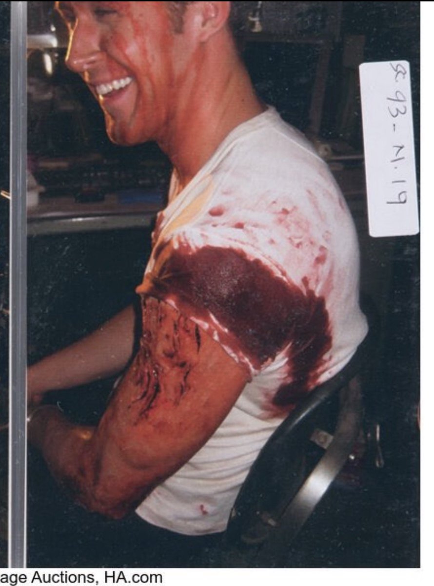 cursedghoulbatz's tweet photo. uuughh is there a whole version of this pic? him all bloody and cutiefuull uuggg https://t.co/nsHSYbbQzf
