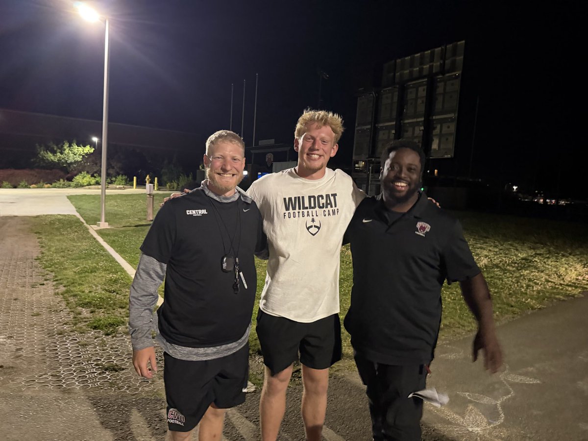 kellreardon19's tweet photo. Awesome getting on the field and talking with the coaches at Central Washington University this last weekend! Thank you for the invitation and hospitality. I had an absolute blast on campus! @Coach_Power @CoachKoopRich @Coach_J_Wafford @StinnToWin @CoachWolters https://t.co/TxL7ZoxKH9