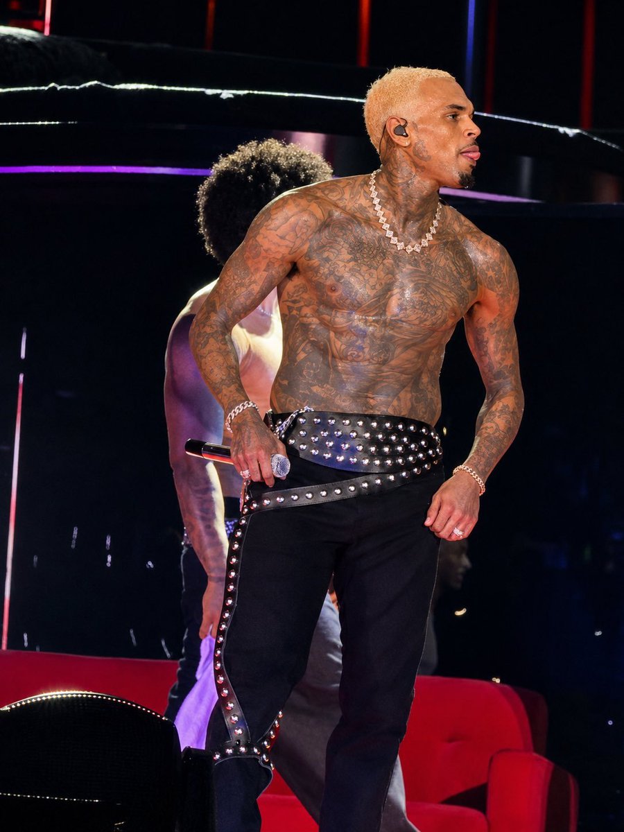 Moon_Godesss's tweet photo. He wasn't playing when he said shirts will be coming off this tour!! 🥰😍 https://t.co/rZOGqzzCNQ