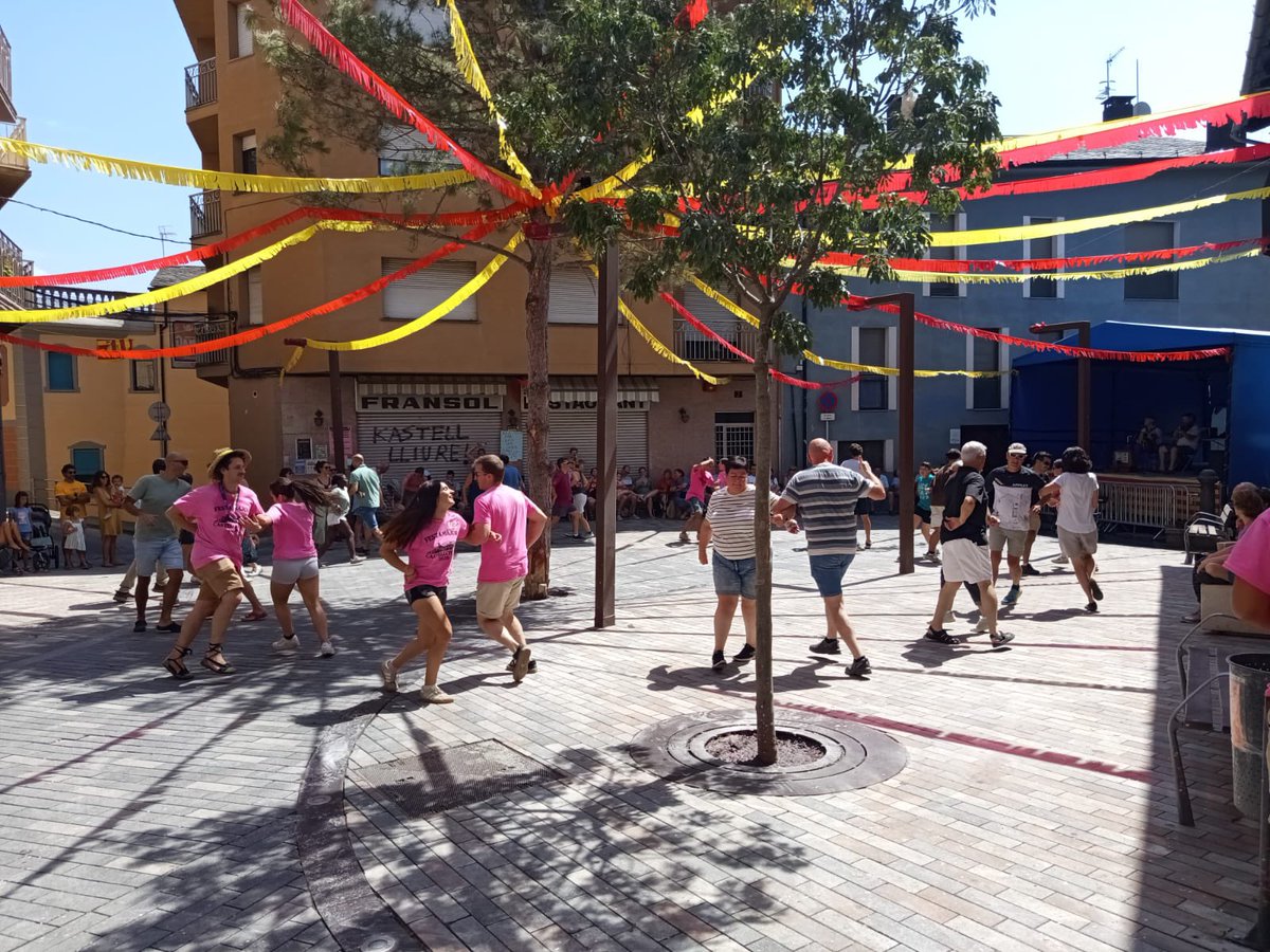 RadioSeu's tweet photo. #EnImatges Ballada de la Marsellana i l'Esquerrana, a la Festa Major de #Castellciutat. #AltUrgell #Pirineu #FMK26 📷 Galeria de fotos: https://t.co/g41GOkxcRa https://t.co/C7Re7YH3xp