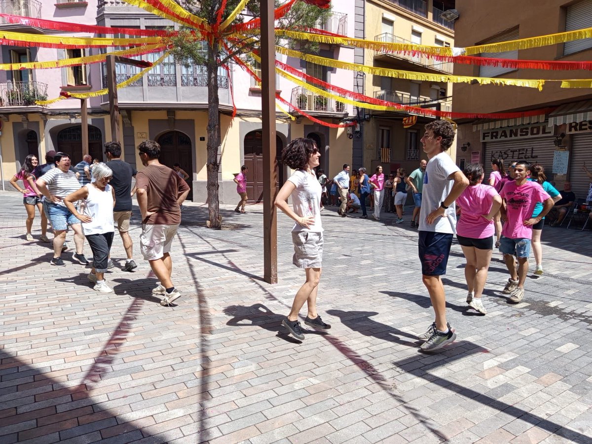 RadioSeu's tweet photo. #EnImatges Ballada de la Marsellana i l'Esquerrana, a la Festa Major de #Castellciutat. #AltUrgell #Pirineu #FMK26 📷 Galeria de fotos: https://t.co/g41GOkxcRa https://t.co/C7Re7YH3xp