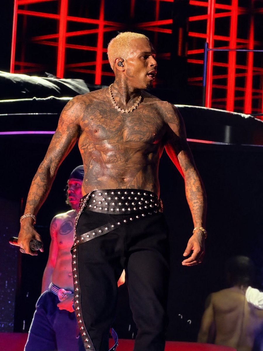 Moon_Godesss's tweet photo. He wasn't playing when he said shirts will be coming off this tour!! 🥰😍 https://t.co/rZOGqzzCNQ