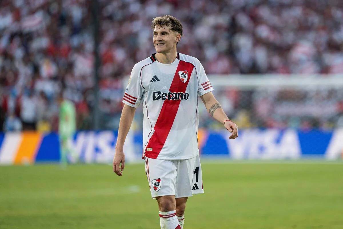 liberta___depre's tweet photo. Venda de Facundo Colidio para o Vasco pode ajudar o River Plate a contratar Thiago Almada. 

A janela de inscrições no futebol argentino se encerrou nesta sexta-feira - os clubes só poderão registrar novos atletas, até 2 de setembro, se venderem ou emprestarem alguém. 

O time argentino conta com dinheiro da venda do atacante para o Cruz-maltino - cerca de US$ 5 milhões por 50% dos direitos econômicos - para fechar negócio com Atlético de Madrid por Almada. 

Via: @r7esportes / @jorgenicola 

📷Atlético / 📷River Plate
