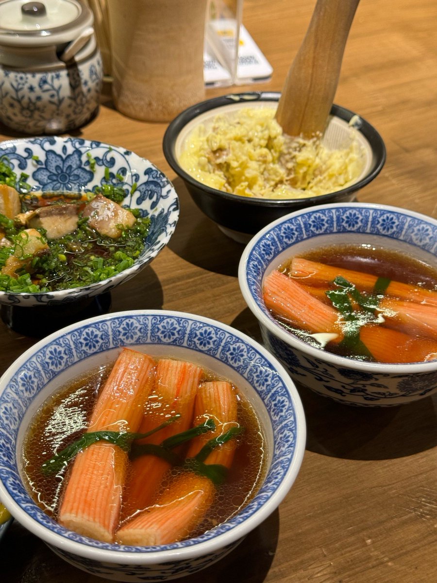 kirim0918's tweet photo. 楼下便利店阿姨多递了个热乎关东煮，递回去时她塞了颗糖说“今天你帮我留的位置让我避了雨，小丫头片子有心啦～”，原来双向的小善意，是这么暖的小事呀～ https://t.co/yvBYmkp9u4