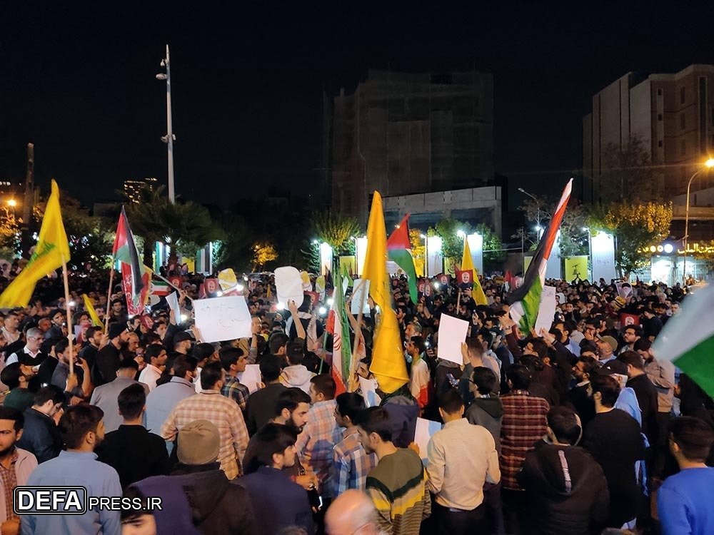 F_sayi2's tweet photo. شب‌های پایانی صفر، خیابان‌ها را به صحنه‌ای از عشق و وفاداری تبدیل کرده است؛ جایی که ندای «یا لثارات الحسین» با یاد ش.هدا و آرمان‌های آنان درهم آمیخته و میلیون‌ها دلداده، عهدی دوباره با مسیر ایثار و مقاومت می‌بندند.
#یا_لثارات_الحسین
#حسین_پناه_ایران https://t.co/ARkD9S4Crg