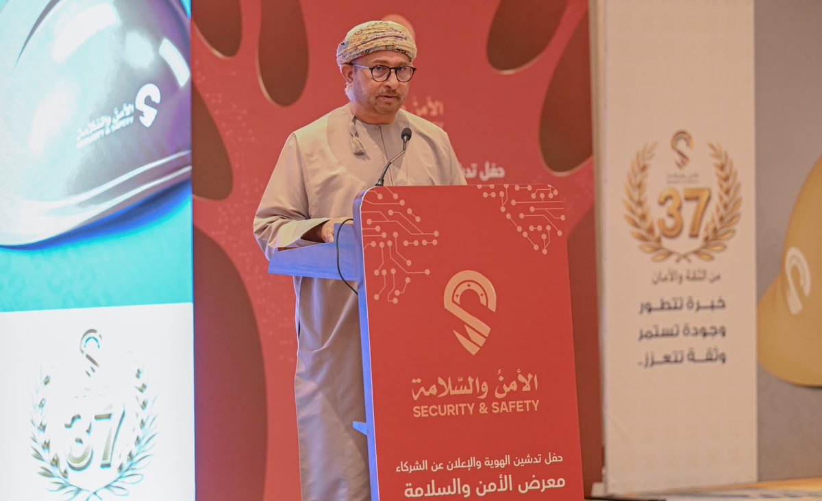 shabiba's tweet photo. من قلب اللبان..وُلِدت هوية المستقبل..

تدشين هوية معرض الأمن والسلامة 2026 في حفل استثنائي جمع صُنّاع القرار

في أمسية حملت رسائل الطموح والابتكار، دشّنت مؤسسة الأمن والسلامة الهوية الرسمية لمعرض الأمن والسلامة 2026، خلال حفل رسمي فاخر أقيم بمحافظة مسقط ، بحضور رفيع المستوى من القيادات  والمسؤولين وصُنّاع القرار، وممثلي الجهات الخاصة والشركاء الاستراتيجيين.

وشكّل الحدث محطة مفصلية في مسيرة قطاع الأمن والسلامة، حيث كُشف عن الهوية البصرية للمعرض عبر فكرة إبداعية استُلهمت من شجرة اللبان، رمز الأصالة العُمانية، في مشهد جسّد ارتباط الإرث الحضاري بالتقنيات الحديثة ومنظومات الأمن والسلامة، ليعكس رؤية المعرض نحو مستقبل أكثر ابتكارًا واستدامة.

وجاءت الهوية البصرية، التي صممتها صانع الأثر التابعة لمجموعة مسقط للإعلام، لتترجم رسالة المعرض بصياغة بصرية حديثة تجمع بين الهوية الوطنية والبعد التقني، في أول معرض متخصص في الأمن والسلامة بهذا الحجم، بما يعزز مكانة سلطنة عُمان كمركز إقليمي للمعارض والفعاليات النوعية في هذا القطاع الحيوي.

وأكدت مؤسسة الأمن والسلامة أن المعرض سيُقام بالتزامن مع الندوة الخامسة للأمن والسلامة في المنشآت الحيوية، والتي ستشهد مشاركة 33 خبيرًا ومتخصصًا من داخل سلطنة عُمان وخارجها، لمناقشة أحدث المستجدات والتحديات والابتكارات في مجالات حماية المنشآت الحيوية وإدارة المخاطر والتحول الرقمي والتقنيات الذكية.

كما شهد الحفل الإعلان عن الشركاء الاستراتيجيين والرعاة، وتوقيع عدد من اتفاقيات التعاون، في خطوة تعكس الثقة المتنامية بالمعرض ودوره في بناء شراكات فاعلة بين القطاعين الحكومي والخاص، بما يسهم في دعم منظومة الأمن والسلامة وتعزيز الابتكار والاستثمار في هذا القطاع.

ويؤسس تدشين الهوية الرسمية لانطلاق مرحلة جديدة من الاستعدادات نحو تنظيم نسخة استثنائية من معرض الأمن والسلامة 2026، الذي يُتوقع أن يشكل منصة وطنية وإقليمية تجمع الخبراء وصناع القرار والشركات العالمية تحت سقف واحد، لاستعراض أحدث الحلول والتقنيات وبناء شراكات نوعية تخدم مستقبل الأمن والسلامة.

شعار المرحلة:
"من جذور اللبان..إلى آفاق المستقبل.”

@sssomsn1990

#هوية_معرض_الأمن_والسلامة_2026
#من_اللبان_إلى_المستقبل
#معرض_الأمن_والسلامة_2026
#الندوة_الخامسة_للأمن_والسلامة
#المنشآت_الحيوية
#ظفار
#صلالة
#سلطنة_عمان
#صناعة_الأثر
#مجموعة_مسقط_للإعلام