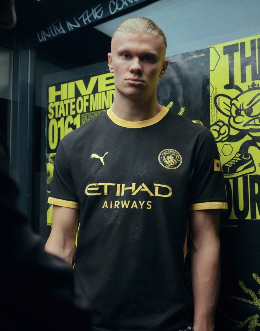 andresweiss_'s tweet photo. Puma ha sacado una camiseta amarilla y negra con detalles de abejas… pensando en el Manchester City.

Una pena que también vista a un equipo que va de amarillo y negro y su símbolo (es su mascota) sea una abeja.

En cambio al BVB le ha hecho una camiseta morada con 0 conexión. https://t.co/NfSTi1dPR5