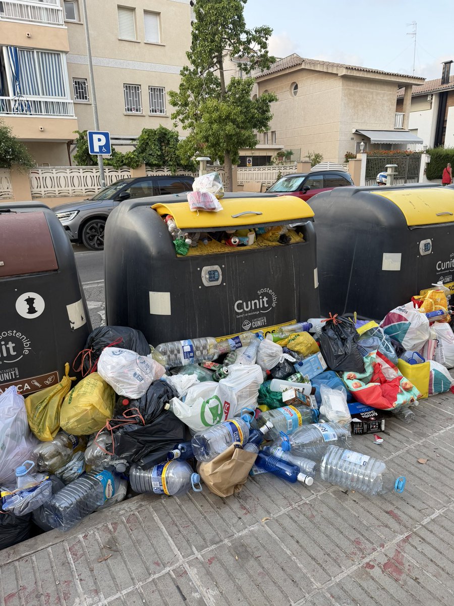 wsgadue's tweet photo. Como cada año el @Ajuntamentcunit en los meses de julio y agosto nos deleita con los problemas de recogidas habituales de residuos.  #Cunit #limpieza impuestos de 1a, servicios de 3a. @BPenedesDiari @diaridtarragona @jaumecasanas https://t.co/32hZdFZcpl