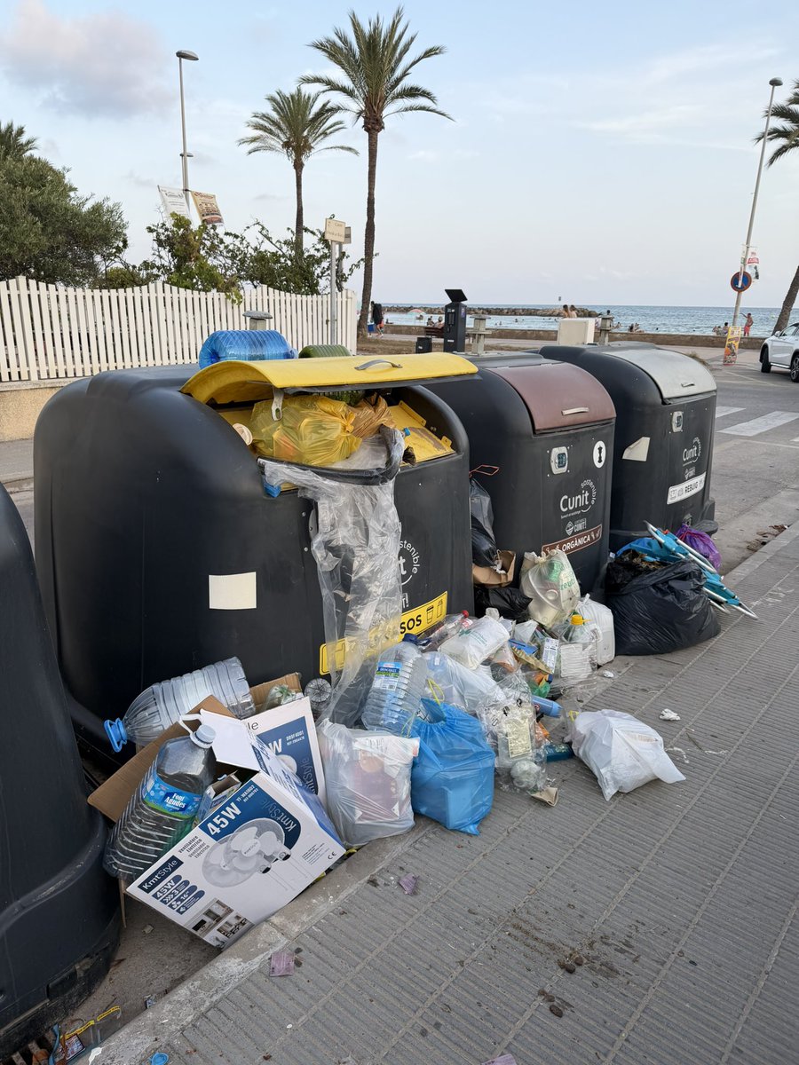 wsgadue's tweet photo. Como cada año el @Ajuntamentcunit en los meses de julio y agosto nos deleita con los problemas de recogidas habituales de residuos.  #Cunit #limpieza impuestos de 1a, servicios de 3a. @BPenedesDiari @diaridtarragona @jaumecasanas https://t.co/32hZdFZcpl