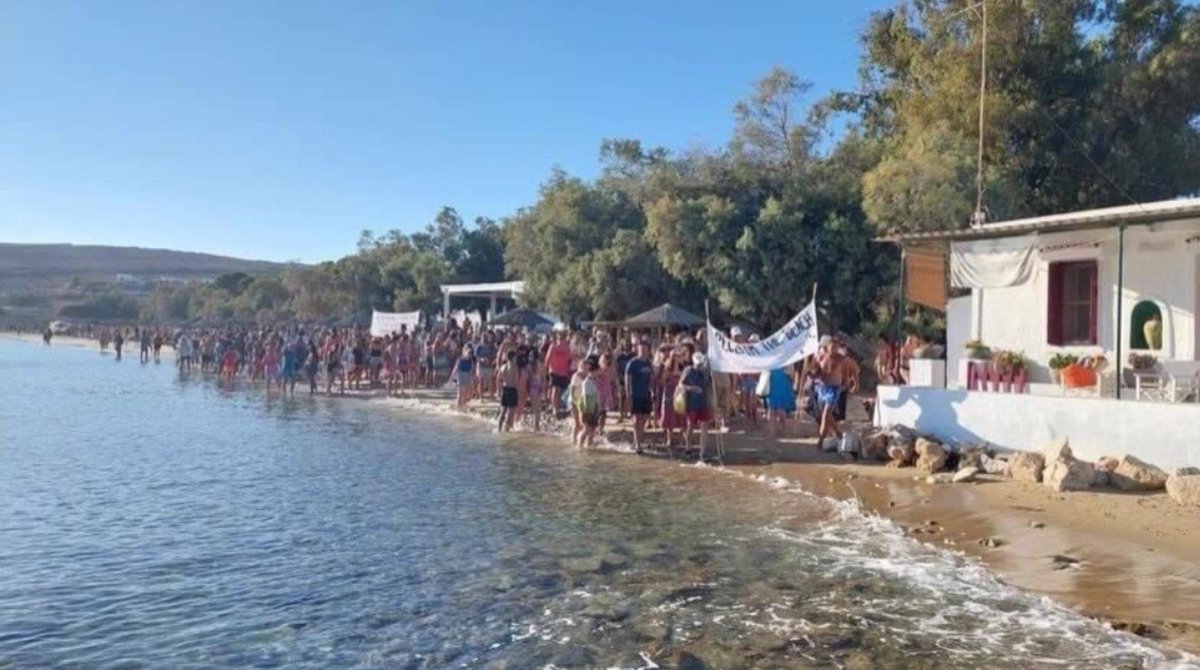 izzsuren's tweet photo. Yunanistan'da halkın 2 sene önce başlattığı

"Havlu Hareketi" plajlardaki işletmeleri tarumar etti ve başarılı oldular. Hükümet, halkın isteğini makul buldu ve plajlardaki işletmeler şezlongları bir gecede apar topar toplamak zorunda kaldı. 
Neyse ki biz de benzeri sorunlar yok! https://t.co/9vADluCLOt