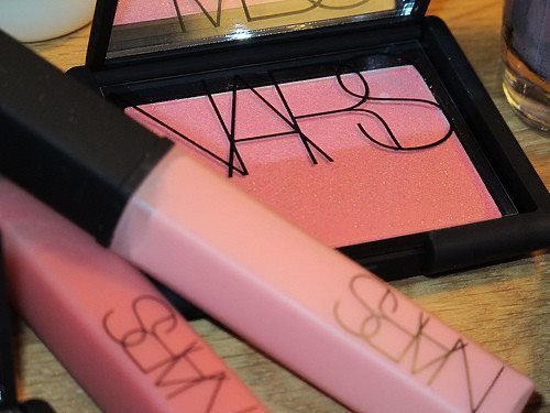 pinkestplaymate's tweet photo. i’ve really been wanting shimmer peachy colored lipglosses lately, i think peach colors look so cute on black girls 🍑🍨 https://t.co/3oJfCrNX5y