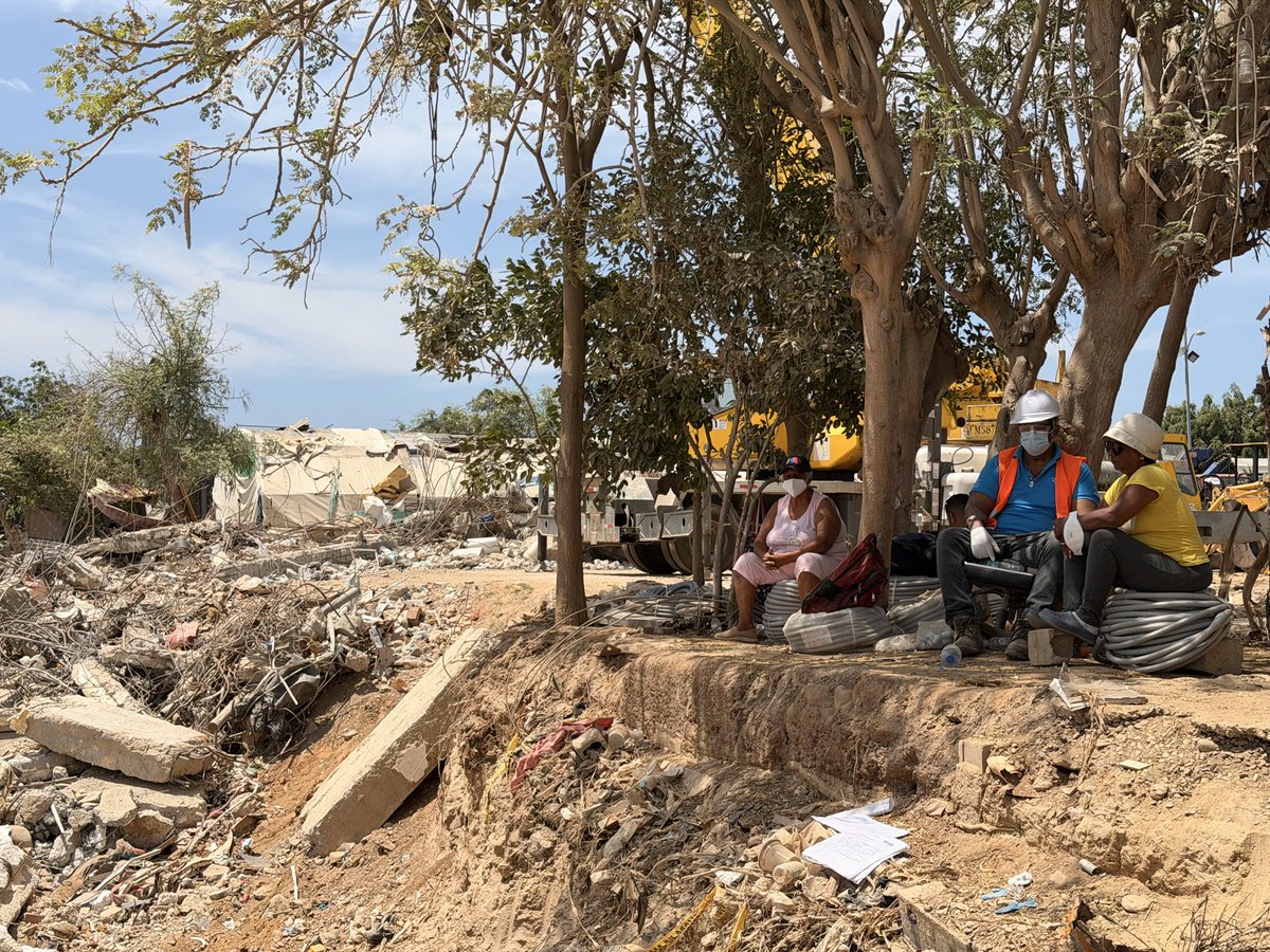 AnaVHerrero's tweet photo. Acabo de salir de Luisa Cáceres de Arismendi , al lado de Los Delfines, donde fue la demolición. Siguen los familiares esperando a. Recuperar los cuerpos. Por favor, necesitan urgente agua ! Yo ya dejé comida, pero necesitan agua. Si me escriben les paso el contacto. https://t.co/Zr91mxAOCd