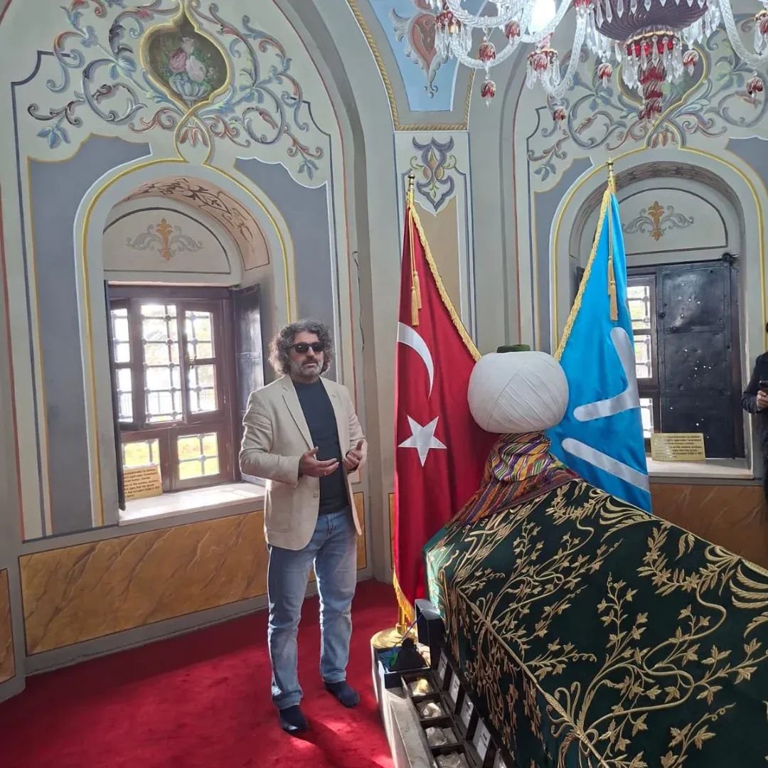 karamansabri's tweet photo. "Âb-ı hayat, zilletle hediye edilse;
ölüm, izzetle satılsa,
izzeti tercih et;
çünkü izzetle ölmek,
zilletle yaşamaktan yeğdir."
demiş ehl-i irfân.
Hem tüm ömrünce arzusu
izzetli ölüm/şehâdet olan bir kişiyi
ölümle korkutmak istemek
ancak ölümden korkan kişilerin ahmaklığıdır. https://t.co/FhLFes6rjm