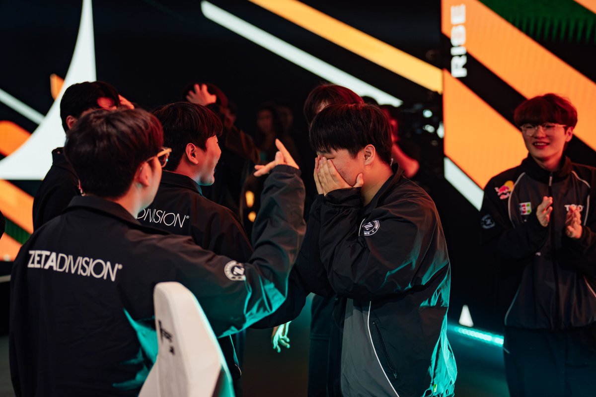 EWC_Extra's tweet photo. The culmination of all their hard work and effort, all in this moment  🥹 https://t.co/wjTuOJVzFQ