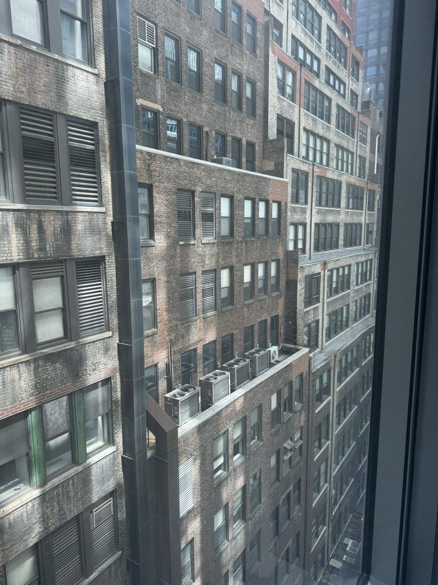 ct_mami's tweet photo. ニューヨークのホテルに着いたよ🌃

世界一の眺めだわ🏙️ https://t.co/6VJCU7FkBp