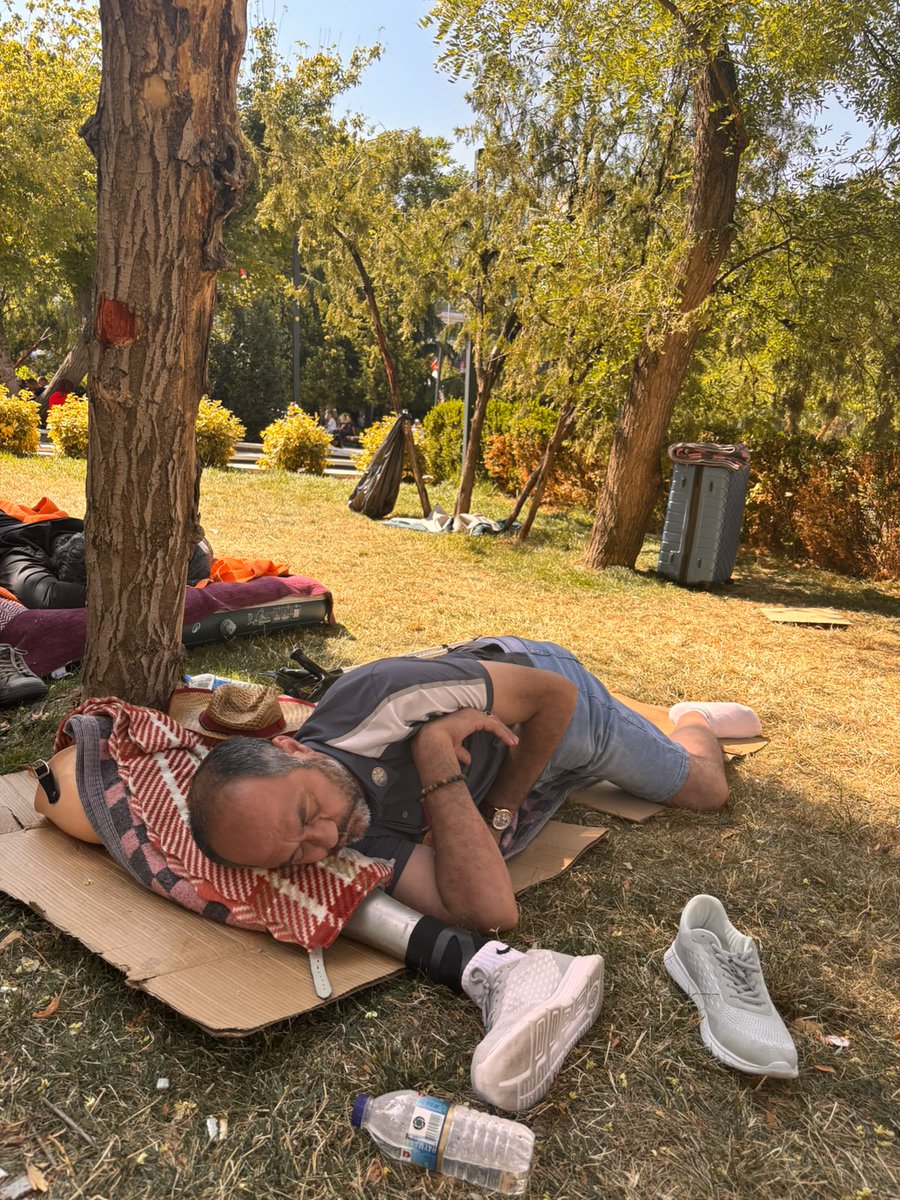 271ey's tweet photo. Ankara Güvenpark’ta hak arayışlarının 21. gününde protez ayağını yastık olarak kullanan gazimiz. https://t.co/rlrU7nHo54
